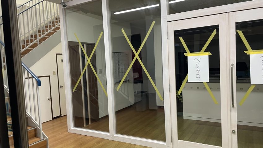 木組みでの間仕切り・ガラス張り